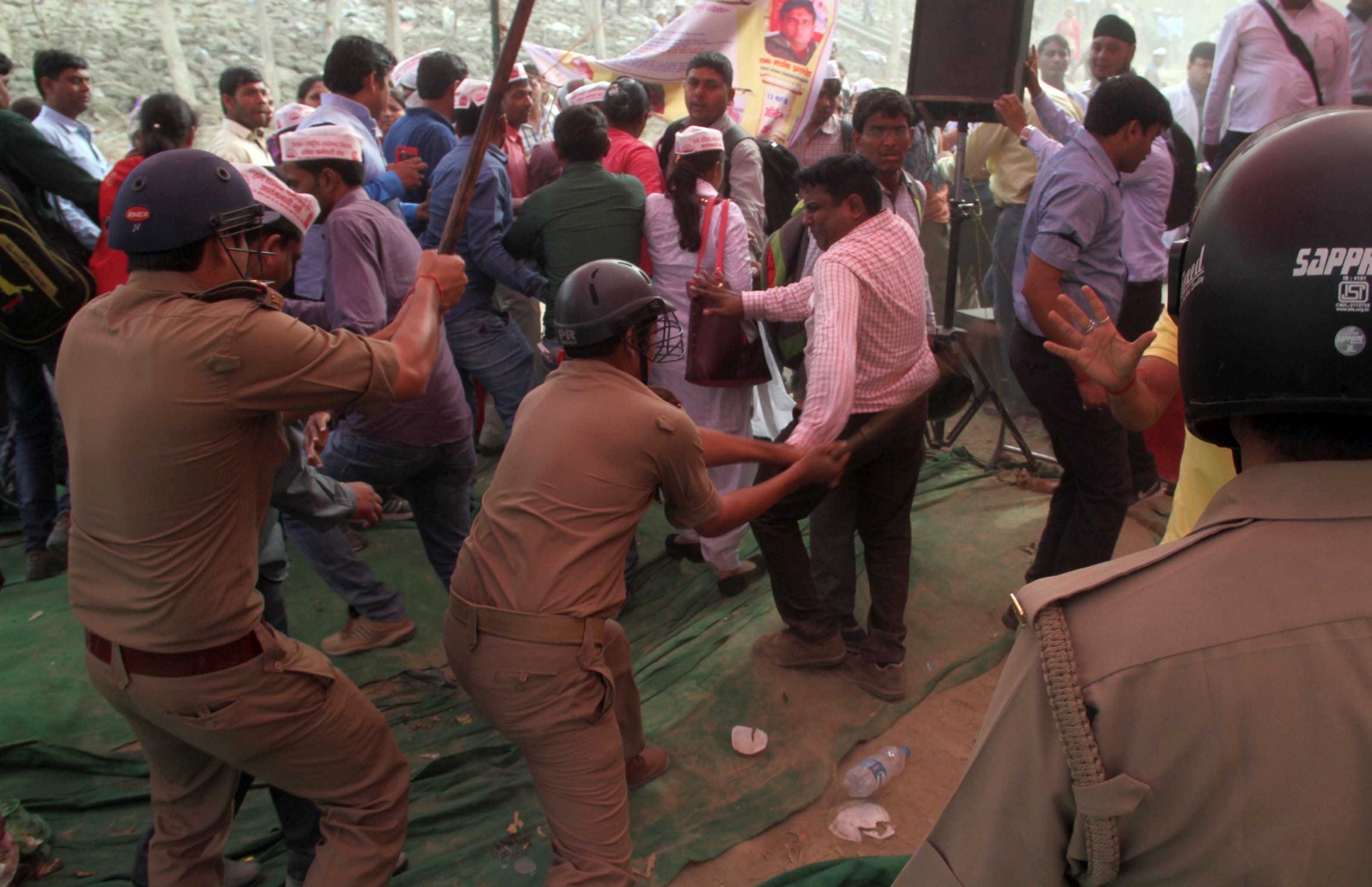  Lathicharge over nrhm employees in lucknow.