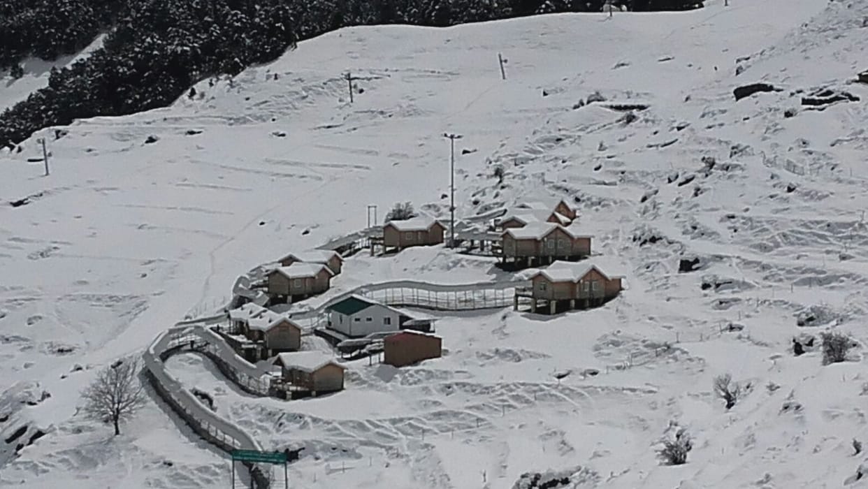 rohtang pass road again coverd with snow 