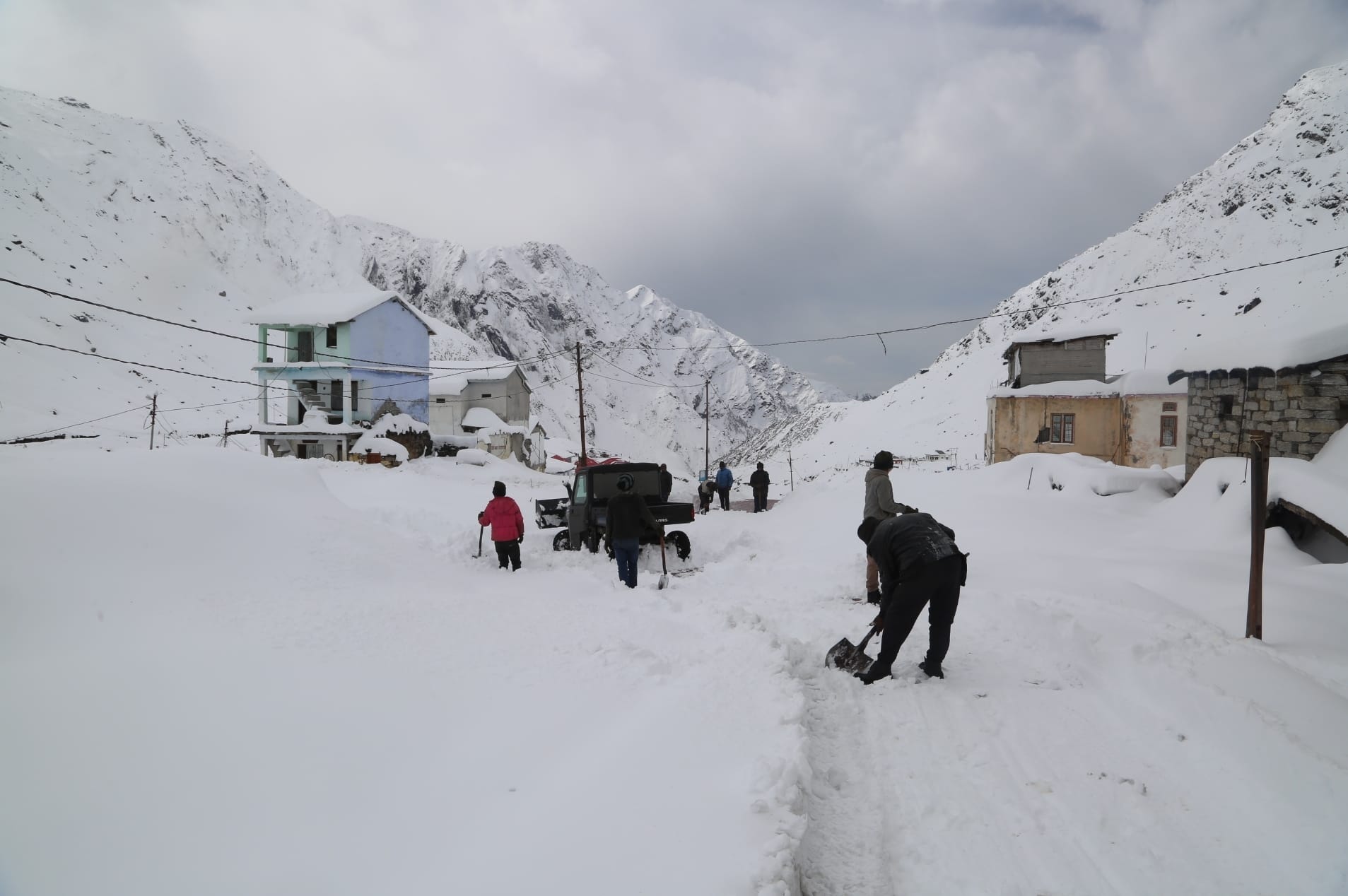 three feet snow fall in Kedarnath.