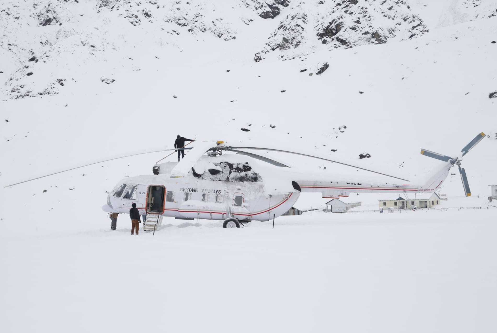 three feet snow fall in Kedarnath.