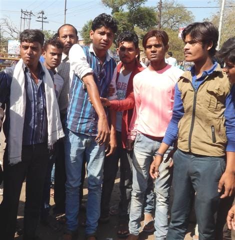 Tempo driver beaten , police commotion