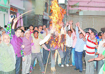 Swarnkaron blew the finance minister 's effigy
