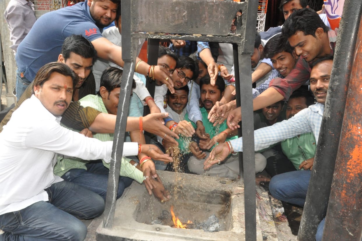 VHP oppose anupam kher's statement