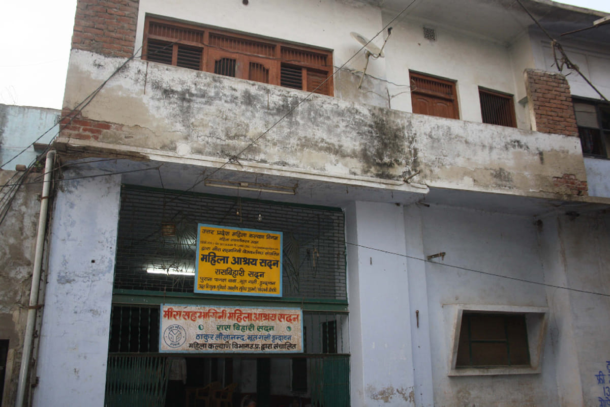 supreme court is not happy with government on Widow ashram