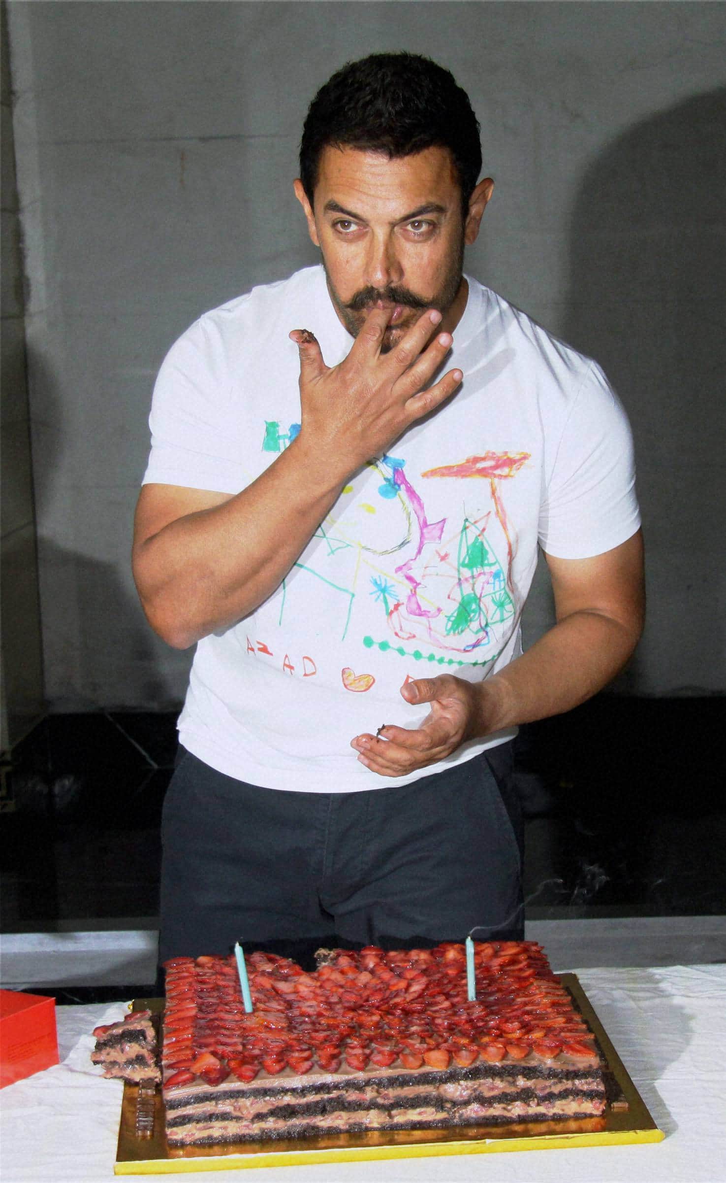 Aamir Khan turns 51, celebrates by cutting cake