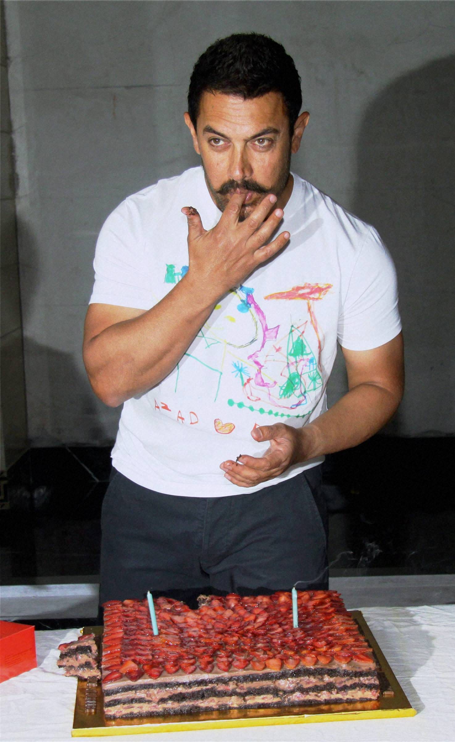 Aamir Khan turns 51, celebrates by cutting cake