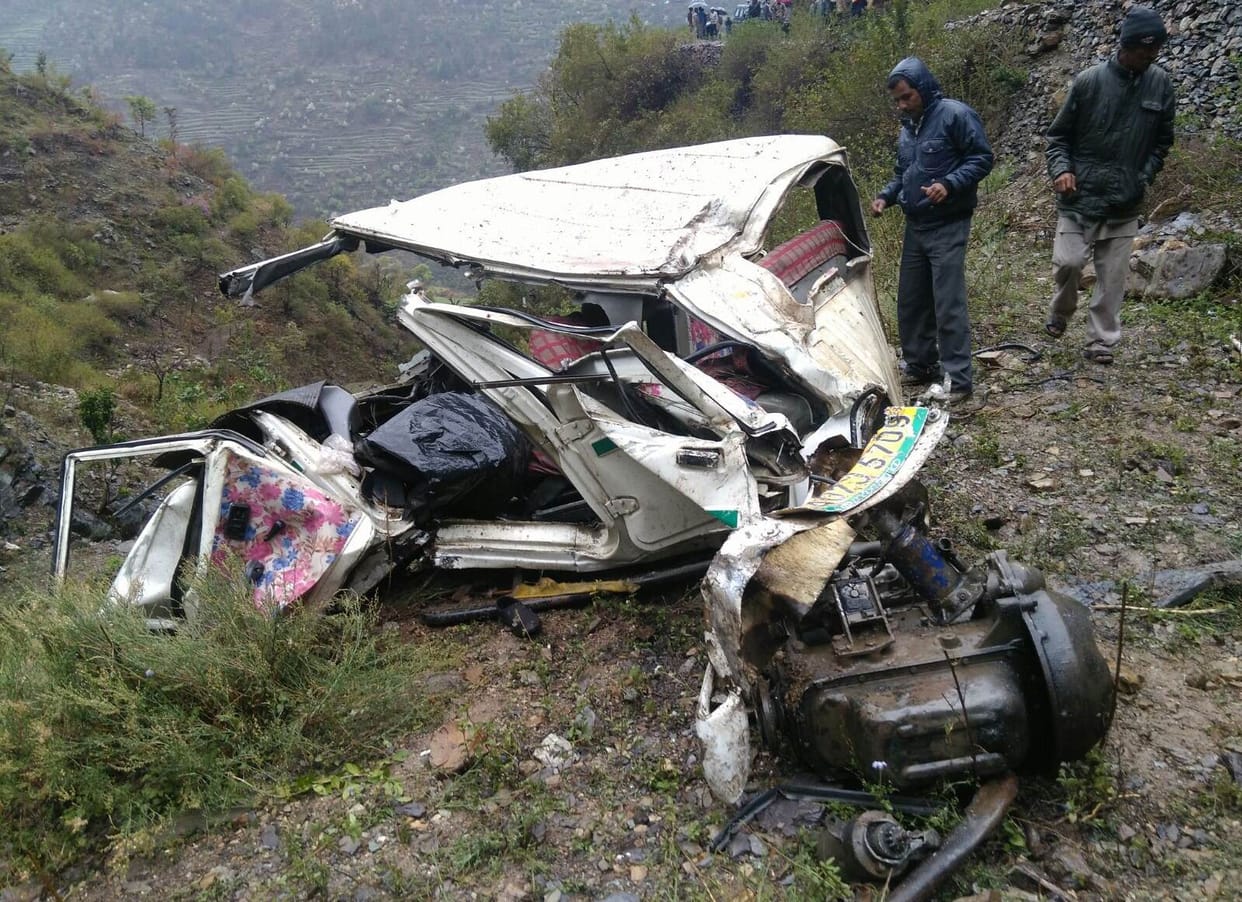 accident in tehri, three people died, 11 injured.