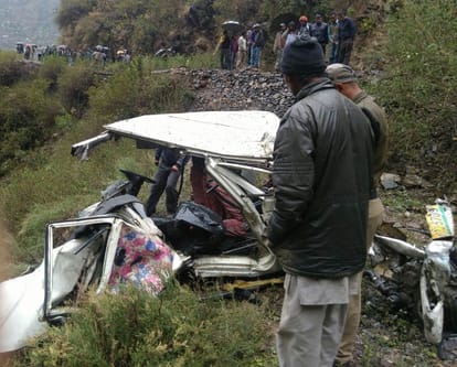 accident in tehri, three people died, 11 injured.