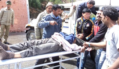 accident in tehri, three people died, 11 injured.