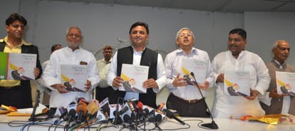 Akhilesh Yadav addresses media on comics launch.