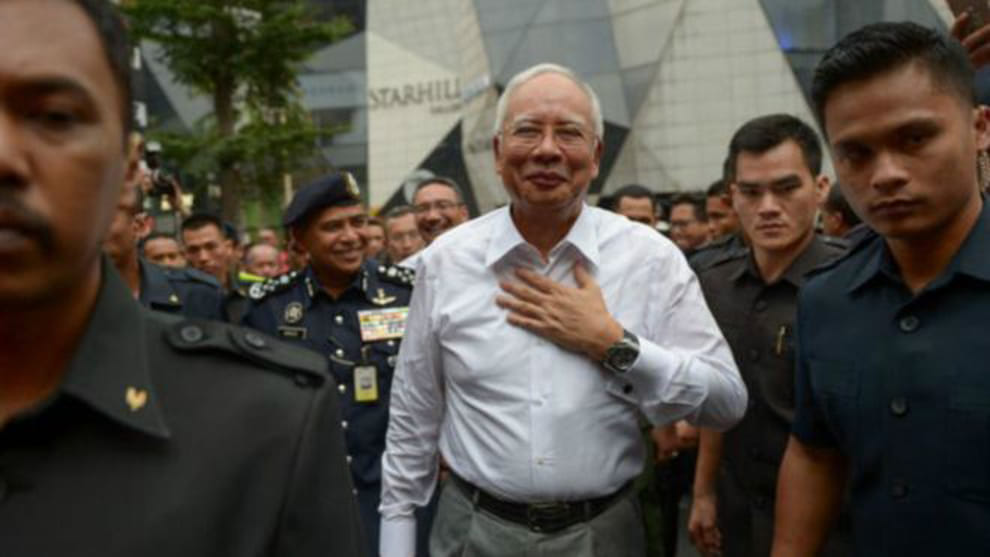 malaysia detains australian reporters
