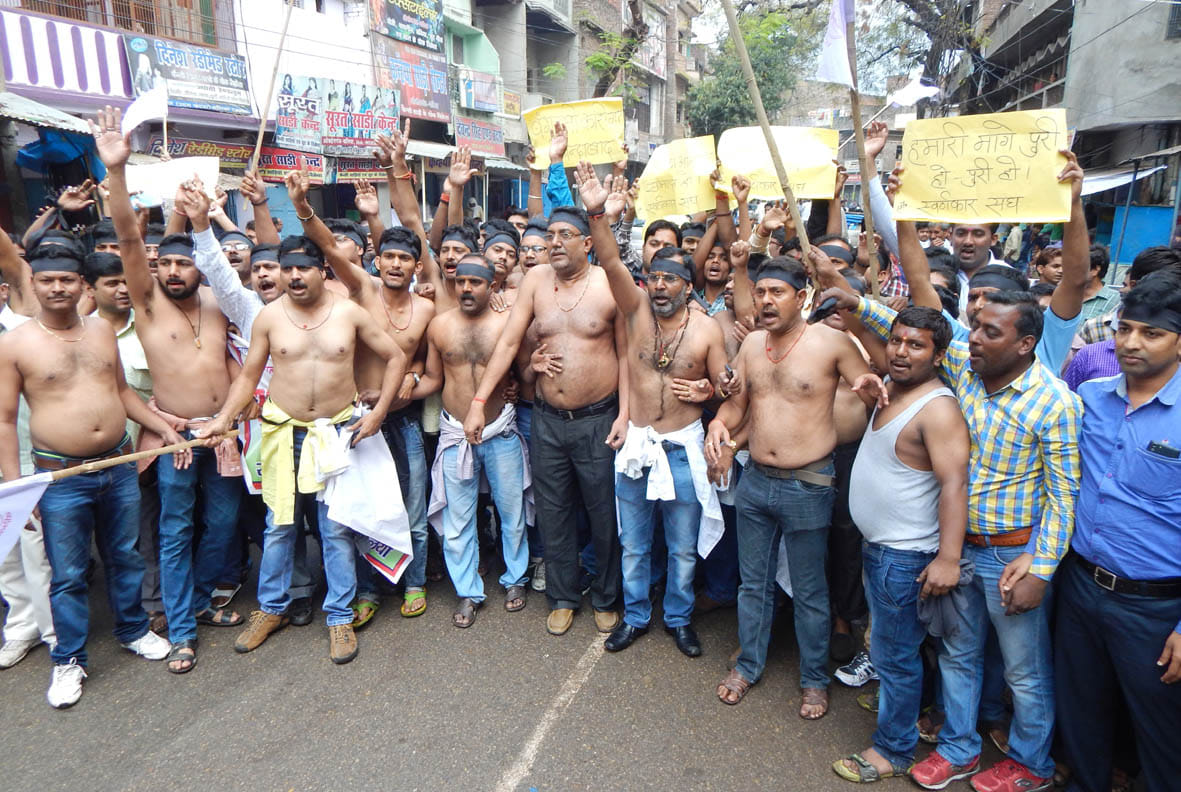Bullion traders topless performance in Ballia