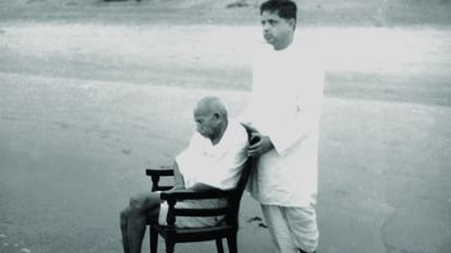 gandhi an illustrated biography new book on mahatma gandhi life