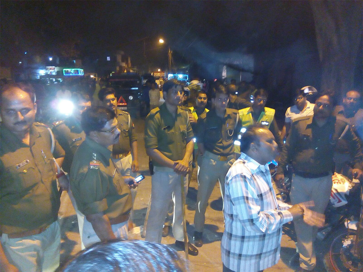 fight between two groups in agra