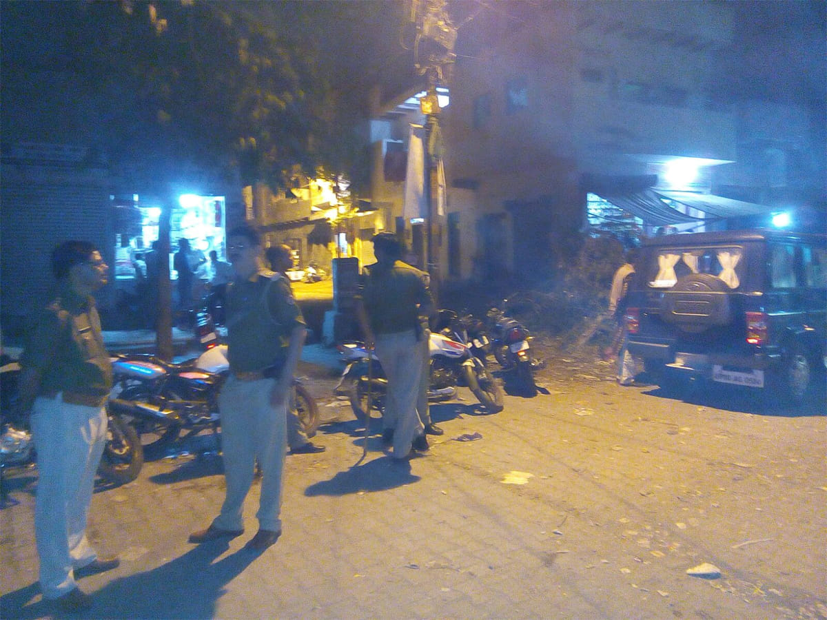 fight between two groups in agra