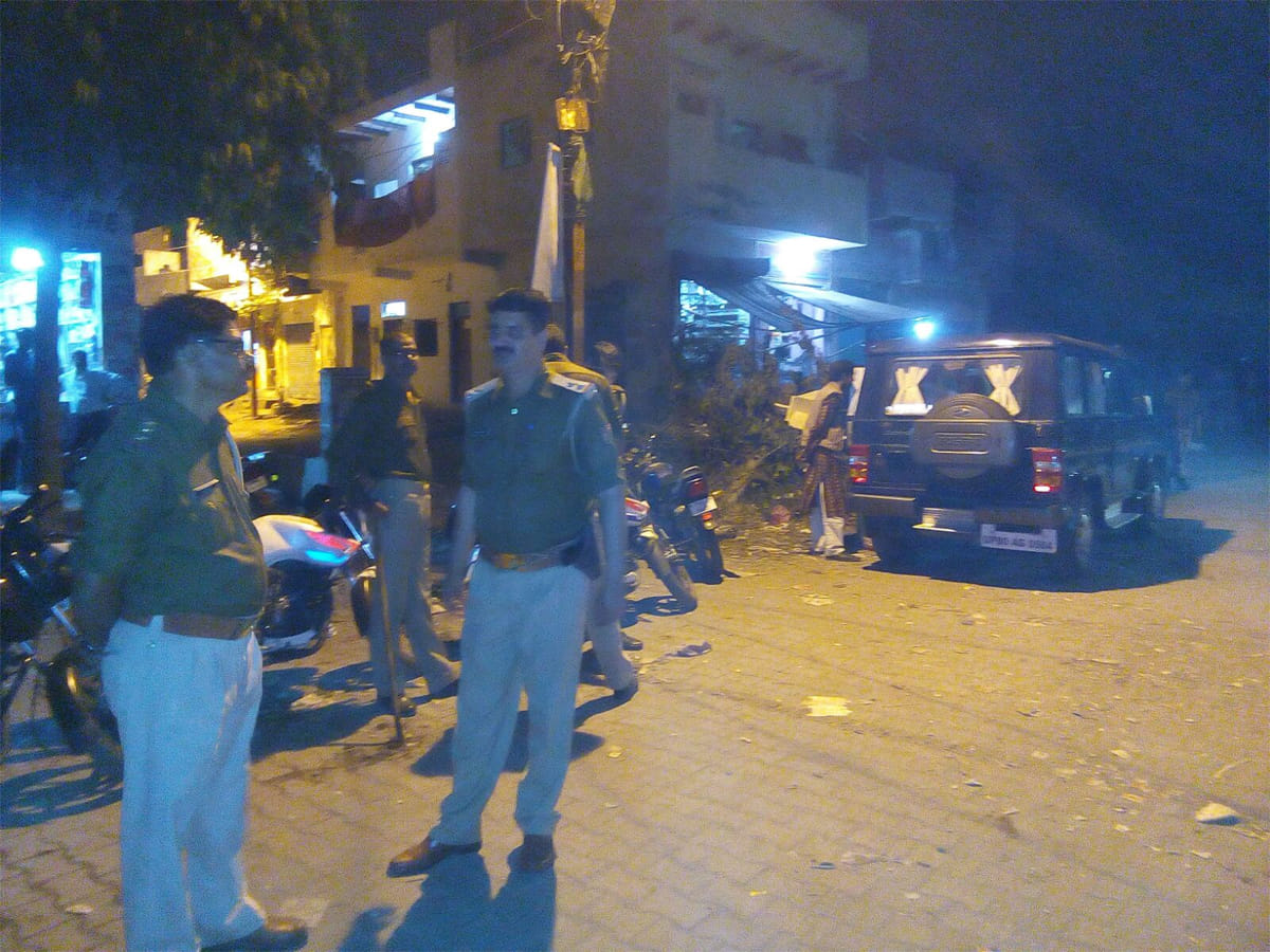fight between two groups in agra