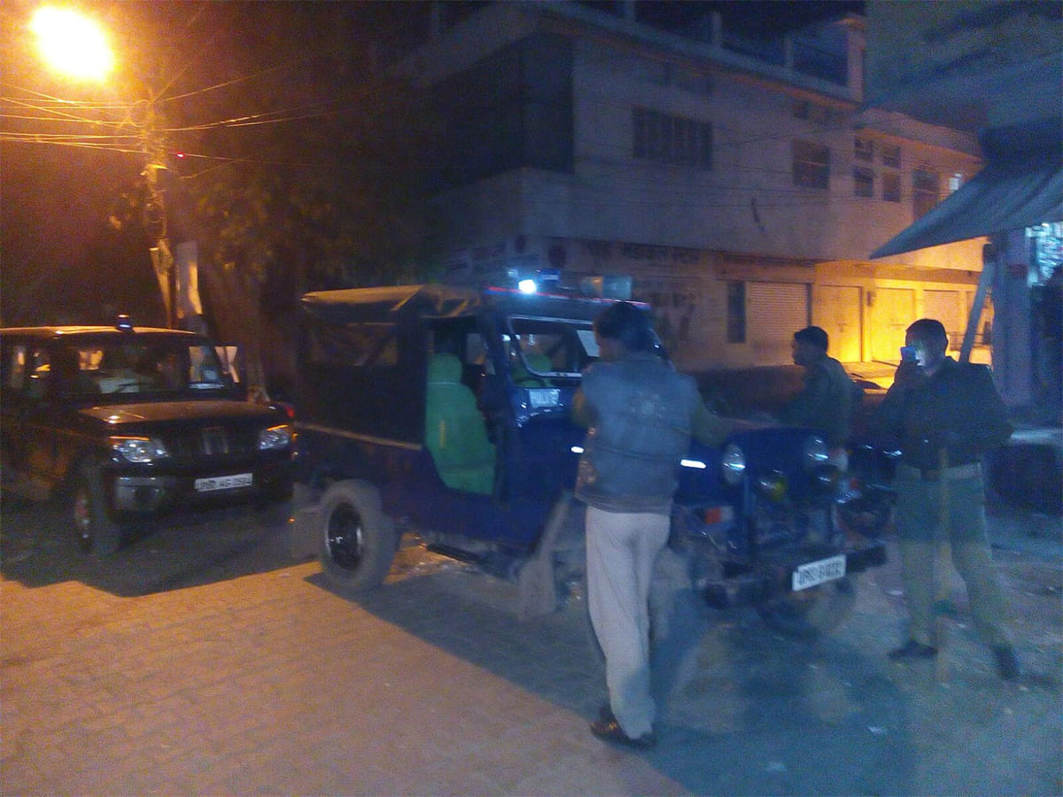 fight between two groups in agra