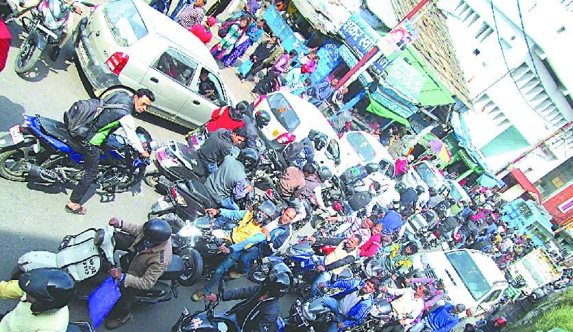 Almora derails traffic