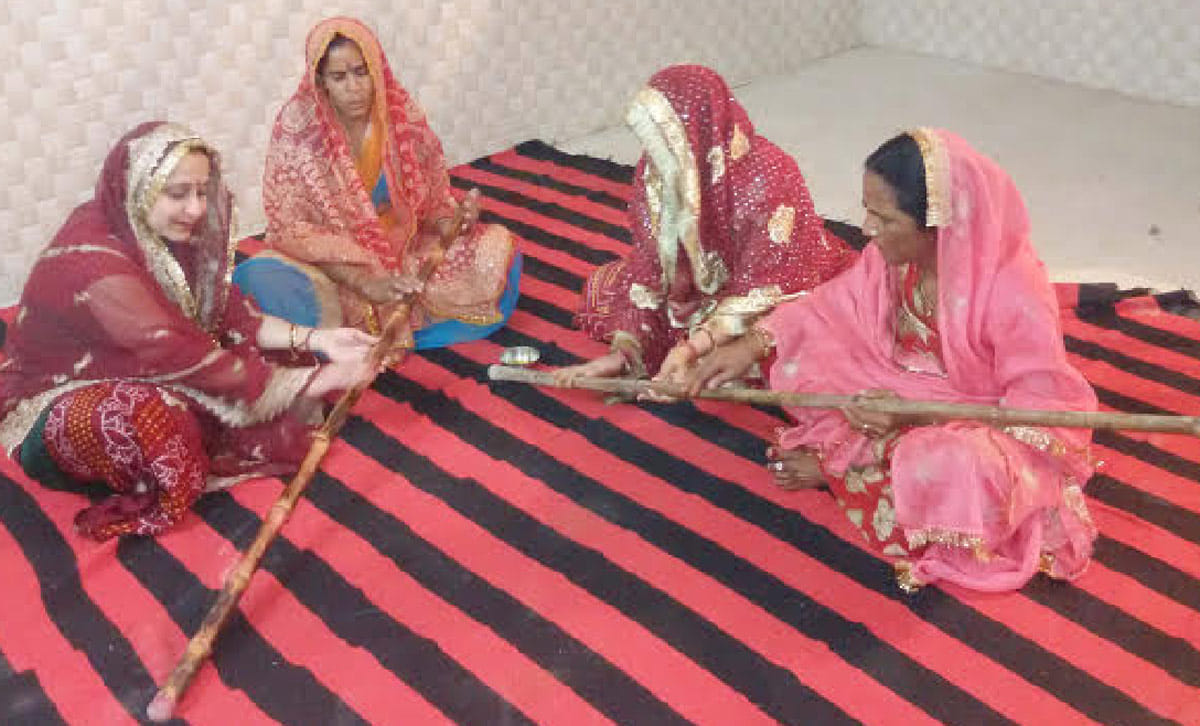 ladies are preparing for holi festival