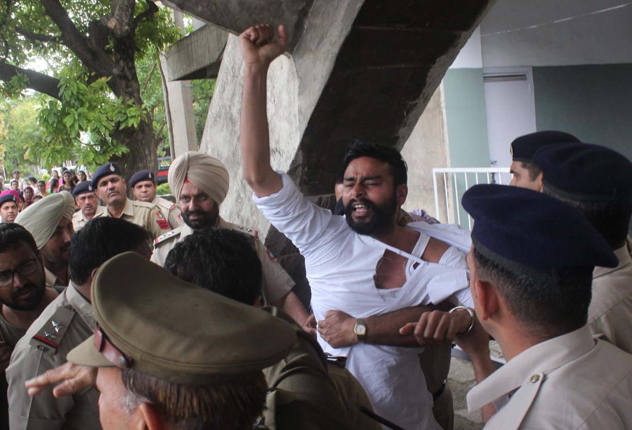 protest, protest in panjab university, students union leader protest against raising fees 