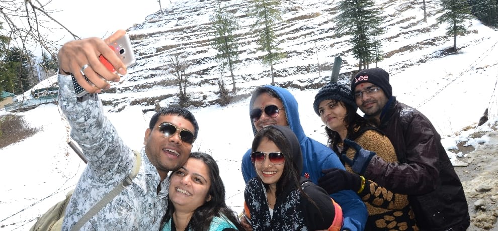 fresh snowfall at kufri shimla, see live photos.