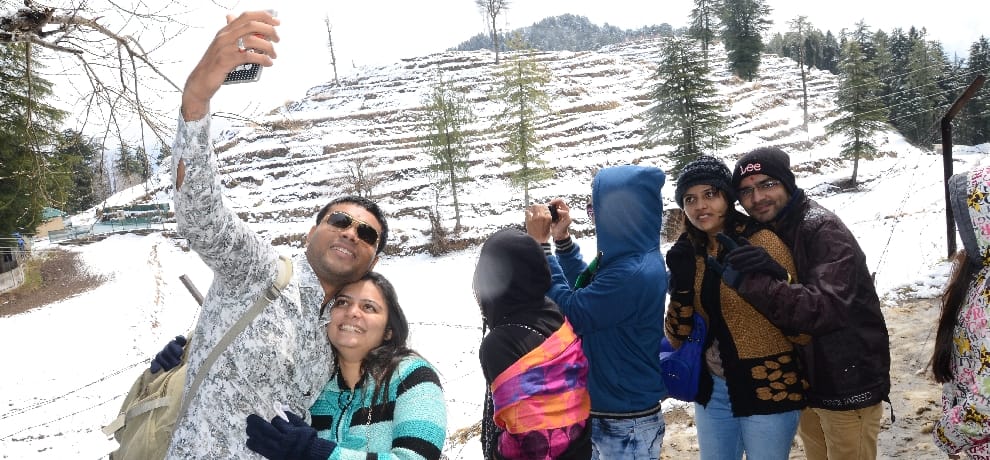 fresh snowfall at kufri shimla, see live photos.
