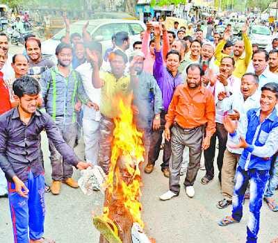 jwellers burnt the effigy of finance minister