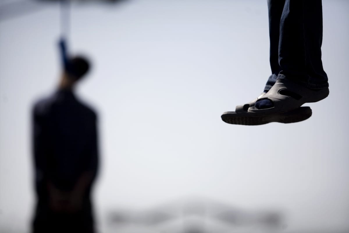 Young man commits suicide in front of police, girlfriend's mothermade him beaten