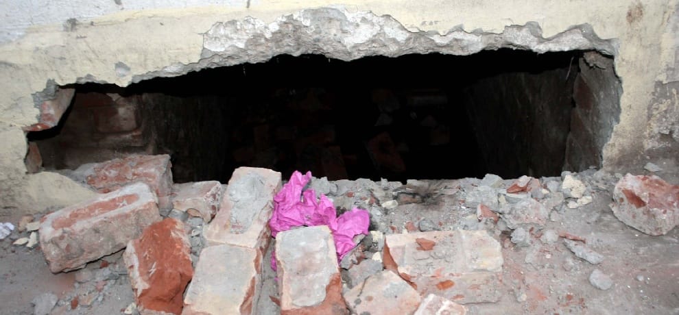 using tunnel in sewer thieves looted wedding material shop