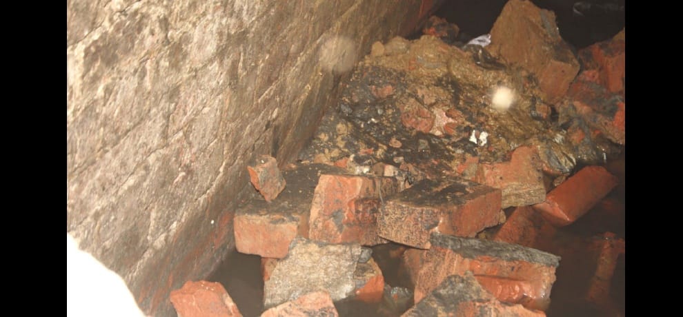 using tunnel in sewer thieves looted wedding material shop