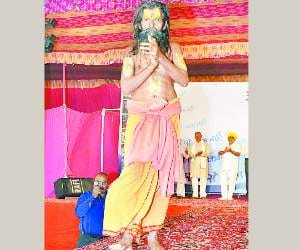 रायबरेली में आयोजित बुजुर्ग खेलकूद प्रतियोगिता के दौरान हुए फैशन शो में रैम्प पर जलवा बिखरते बुजुर्ग।