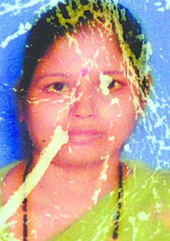Children send a noose hangs on maternal woman
