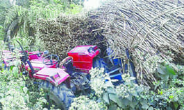 U-turn in the race to overtake two tractor - trolleys