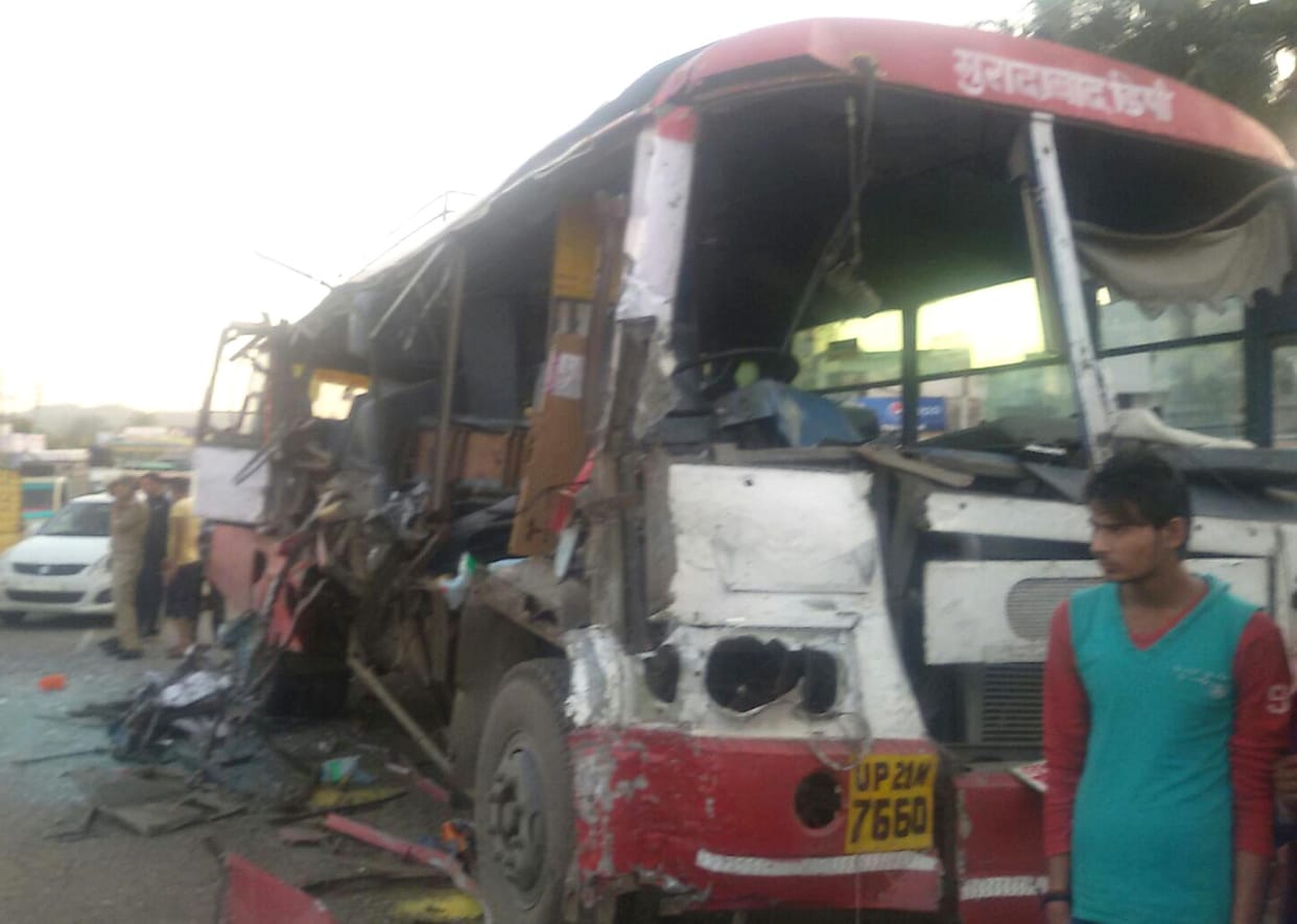 Two buses collide, injuring fifteen