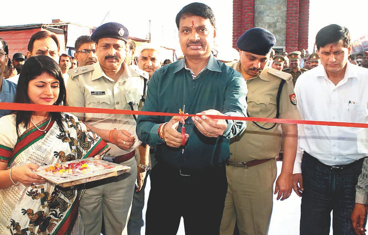 Starting exhibition, inaugurated by Commissioner
