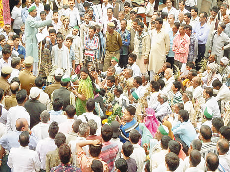 farmers block the road and demand claim