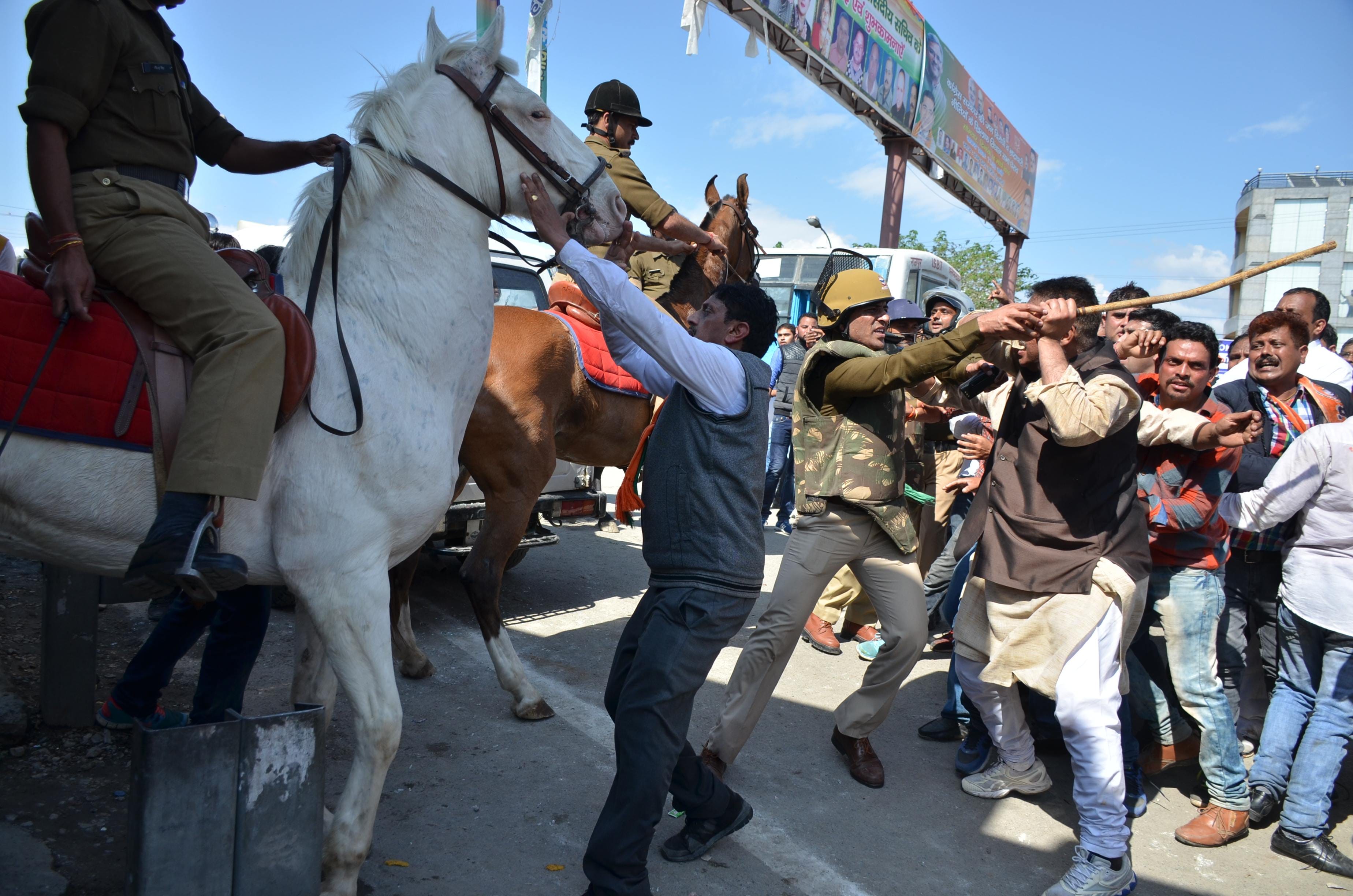 MLA ganesh joshi fight with SSP dehradun.