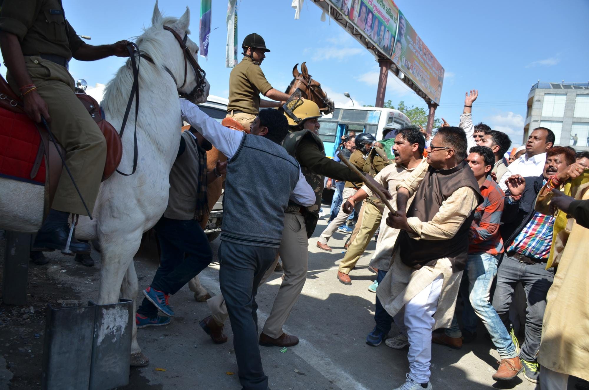 MLA ganesh joshi fight with SSP dehradun.