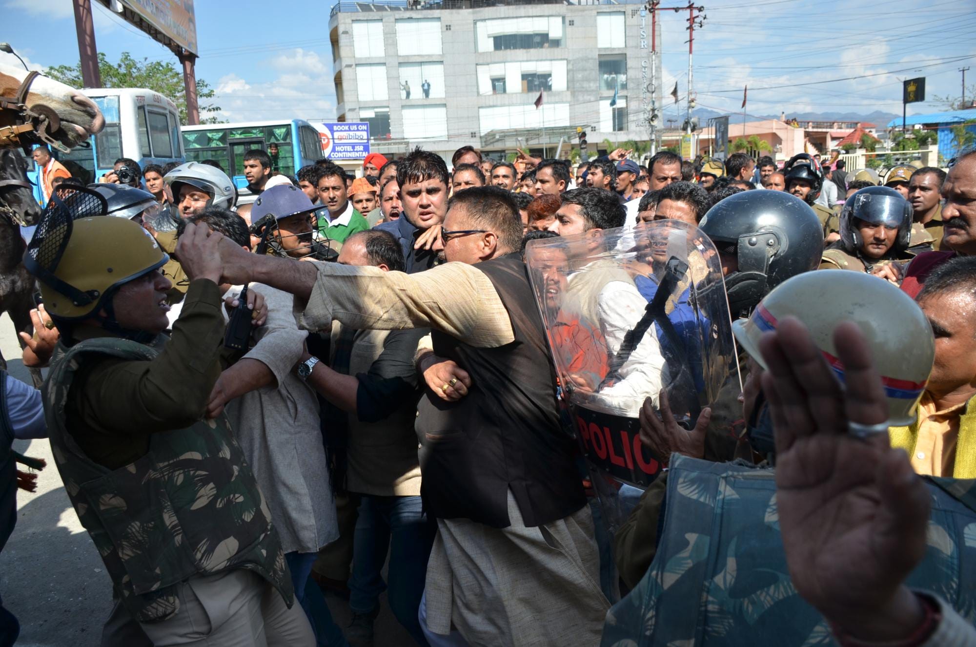 MLA ganesh joshi fight with SSP dehradun.
