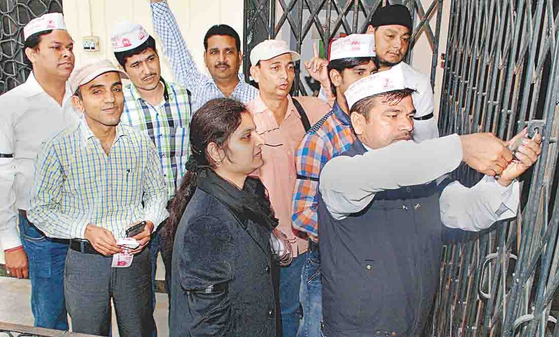 helth workers protest against goverment in rampur