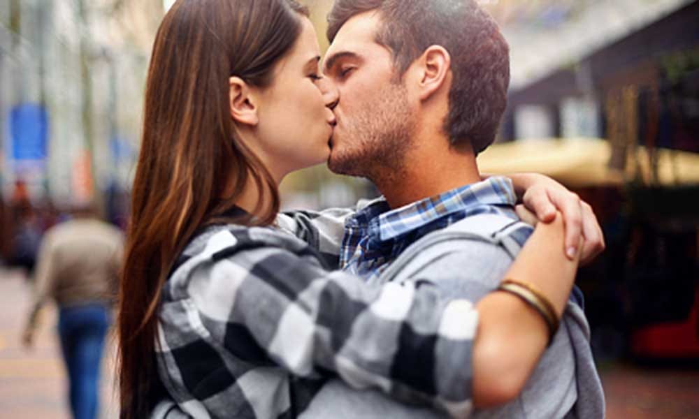 Mistakes Guys Make While Kissing