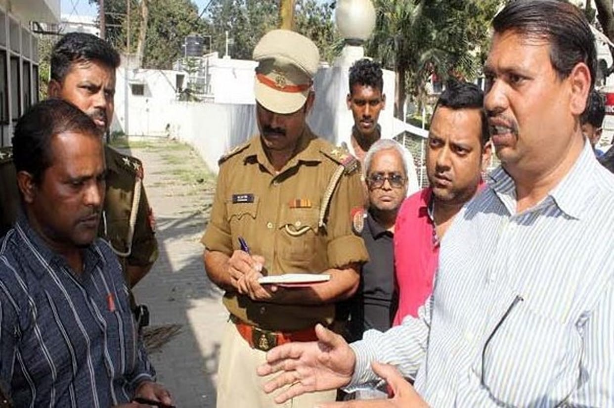 loot with accountent on bank road