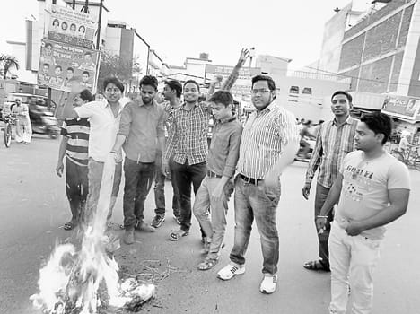 Owaisis burnt the effigy of the opposition