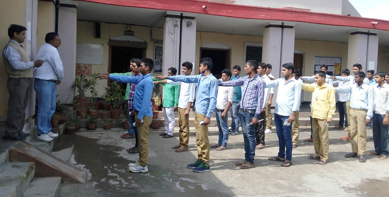 Students who took the oath of sparrow conservation
