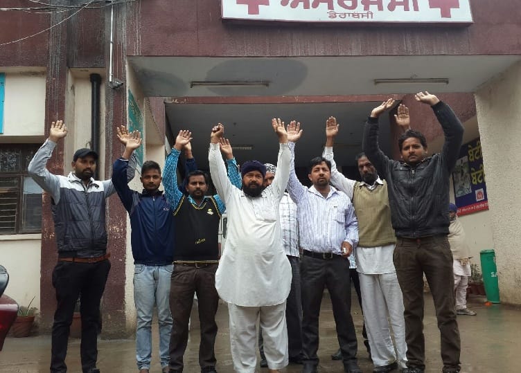 baby died in womb, derabassi hospital, parentes protests in hospital mohali