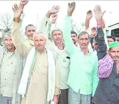  workers protest in market committee