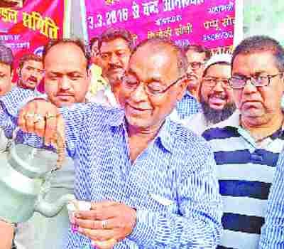 Bullion traders sold tea for protest