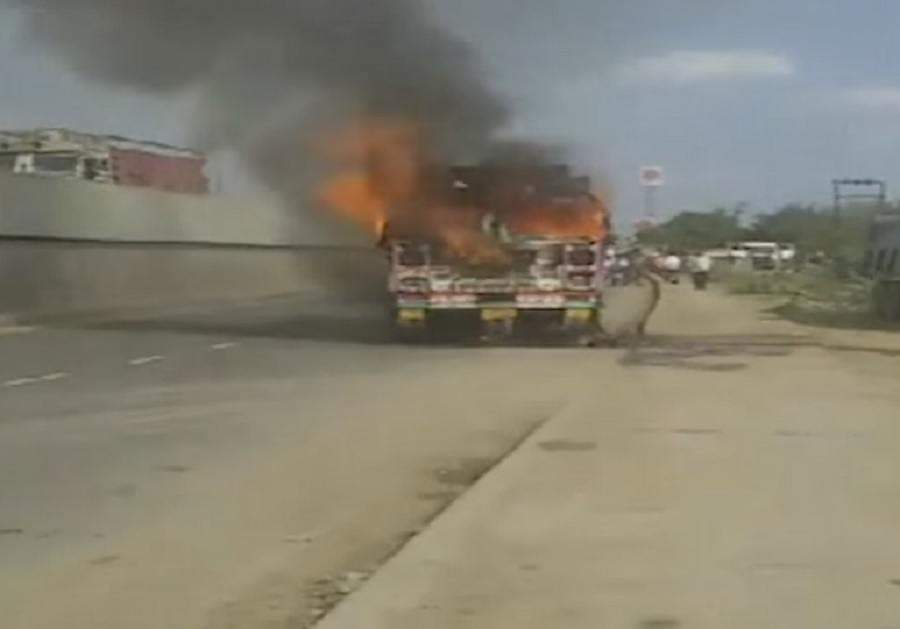 ट्रक में लगी आग