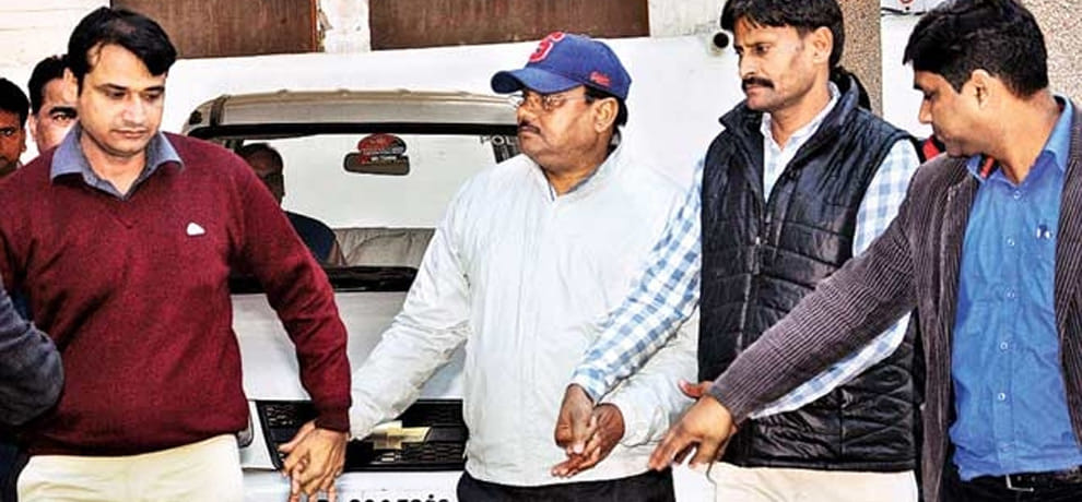 yadav singh bring bribe in his wife's bank account