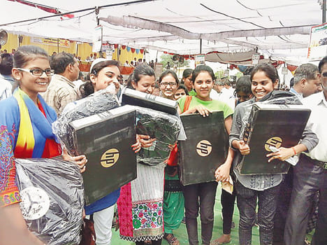 The government distributed the gifts on the fourth anniversary